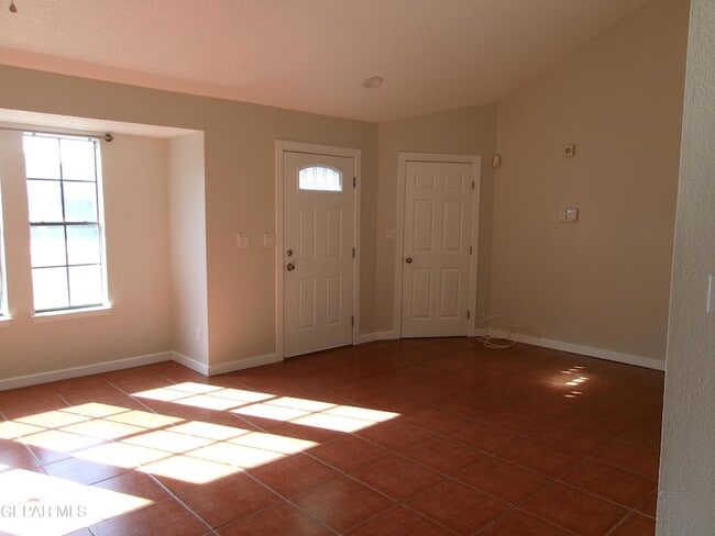 Building Photo - 733 Colchester Dr
