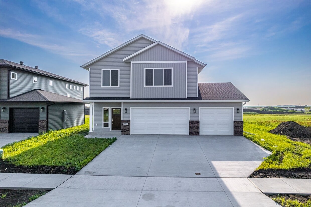 7743 Cub Crk Wy, Horace, ND 58047 House Rental in Horace, ND