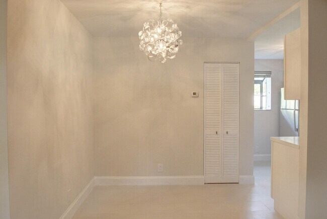 Building Photo - 703 Gardens Dr