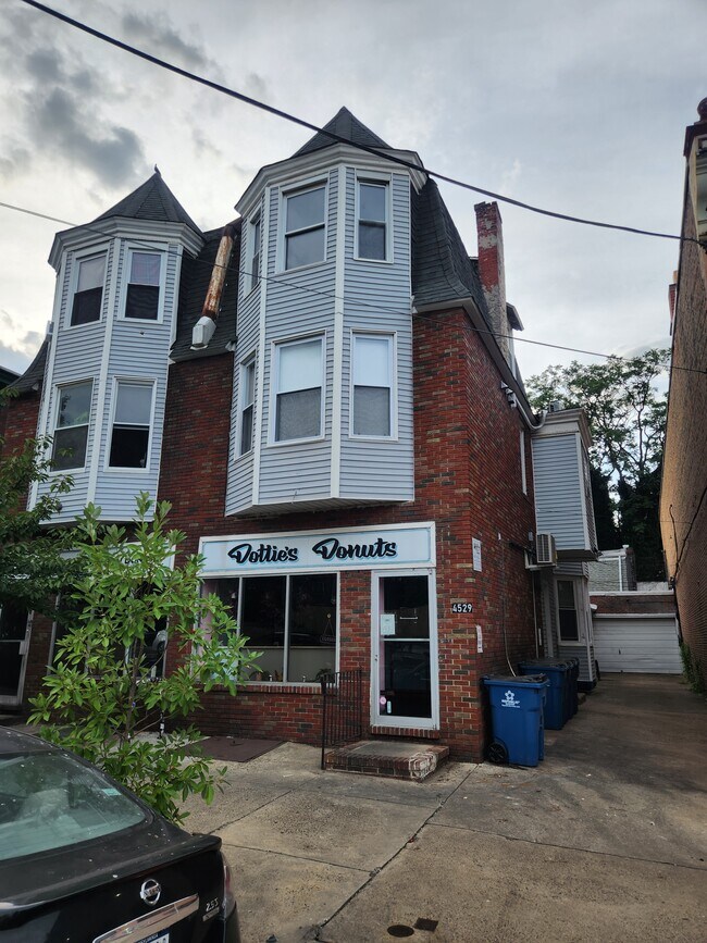 Foto del edificio - 4529 Springfield Ave