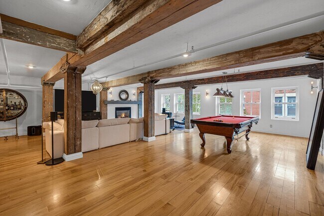 Building Photo - 313 Pl. d'Youville