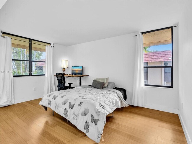 Foto del edificio - 770 NE 199th St