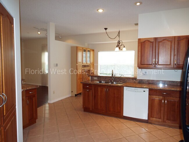 Building Photo - SPACIOUS 3 BEDROOM/2 BATH LOCATED NEAR UNI...