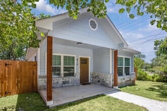Building Photo - 810 E Navarro St