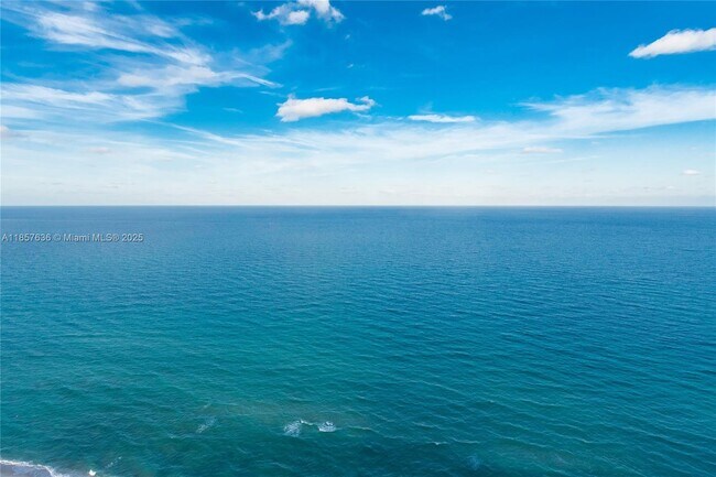 Foto del edificio - 18201 Collins Ave
