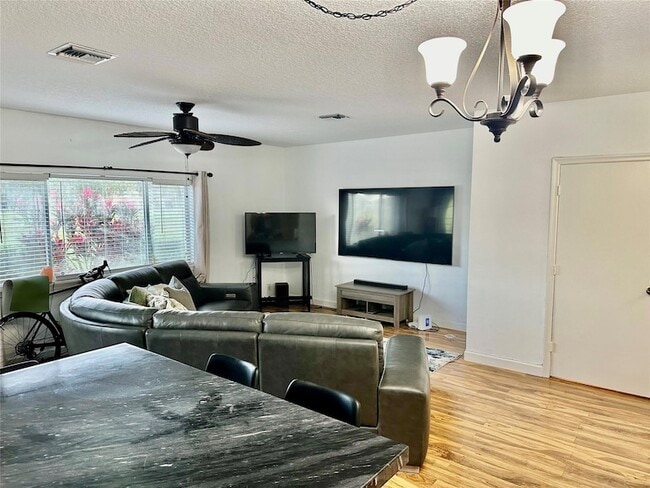 Building Photo - 9681 Santa Rosa Dr