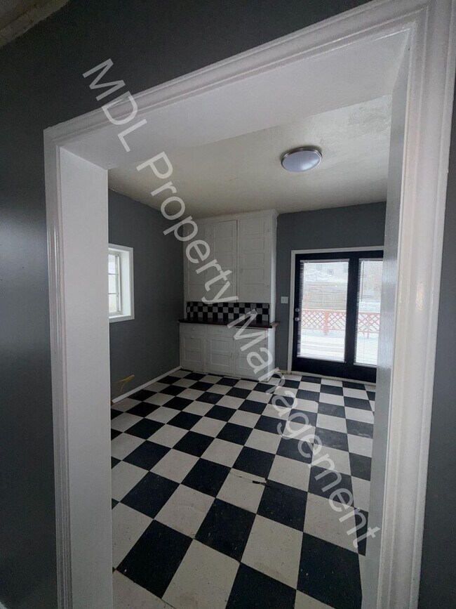 Building Photo - 2 Bedroom Home Available Now!