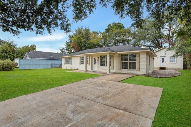 Building Photo - Furnished 4 Bedroom, 2 Bath Brick Home in Savannah