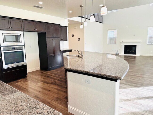Foto del edificio - $2,995 Clovis 4 Bedroom, Solar, Bullard & ...
