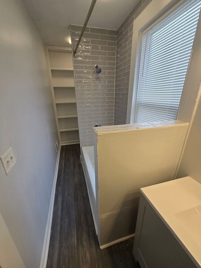 Building Photo - 3 BEDROOM SINGLE FAMILY