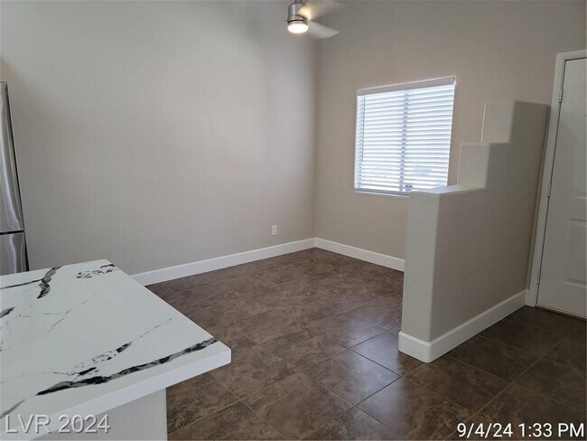 Foto del edificio - UPGRADED SECOND-FLOOR UNIT IN SUNRISE MANOR