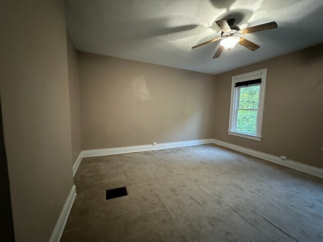 Building Photo - Spacious 5-Bed Home Near UC with In-Unit Laundry