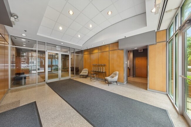 Foto del edificio - 421 W Huron St