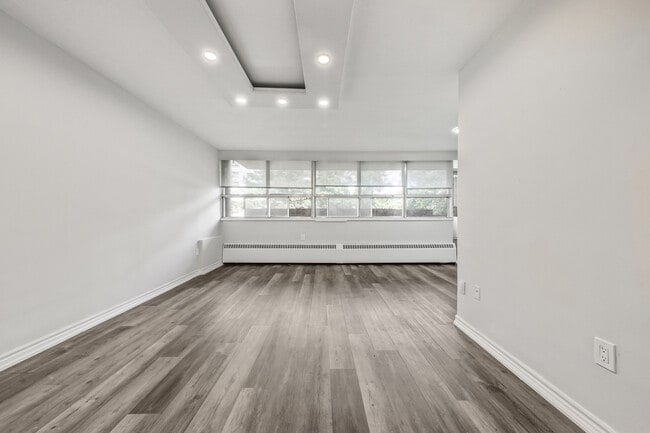 Building Photo - 65 Thorncliffe Park Dr