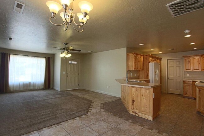 Foto del edificio - Great 3 Bedroom, 2 Bathroom End Unit Prope...