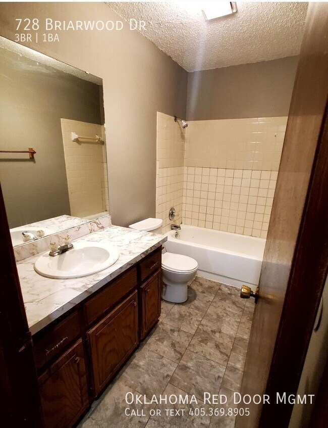 Building Photo - 728 Briarwood Dr