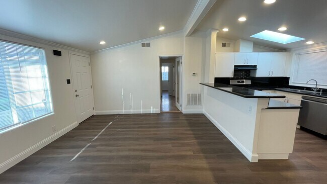 Foto del edificio - Beautiful 3 bedroom 2 bathroom home, updated kitchen & baths plus 1 car garage!