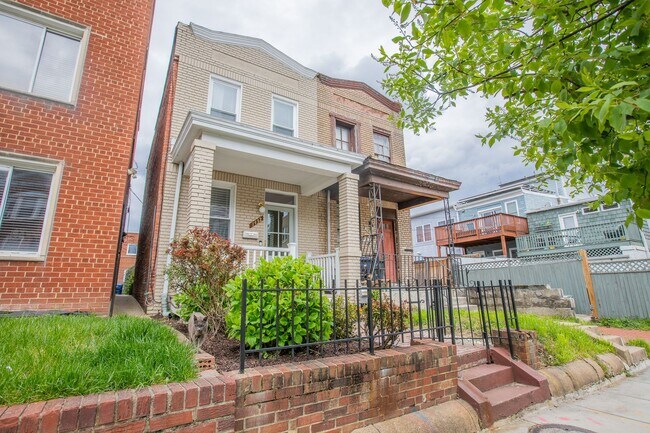 Foto del edificio - Lovely 2 BR/1.5 BR Townhome in Capitol Hill!
