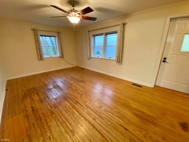 Foto del edificio - 3 br, 1 bath Townhome - 36 Chestnut Hill Rd