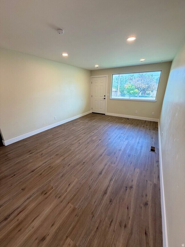 Building Photo - Modern & Updated Living in the Heart of Draper