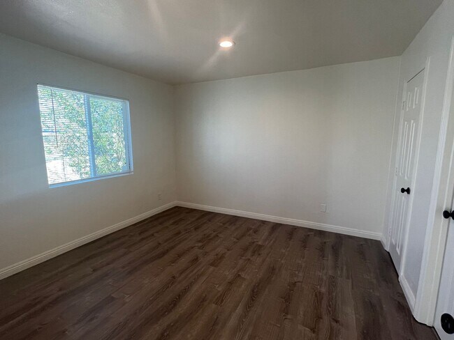 Building Photo - 658