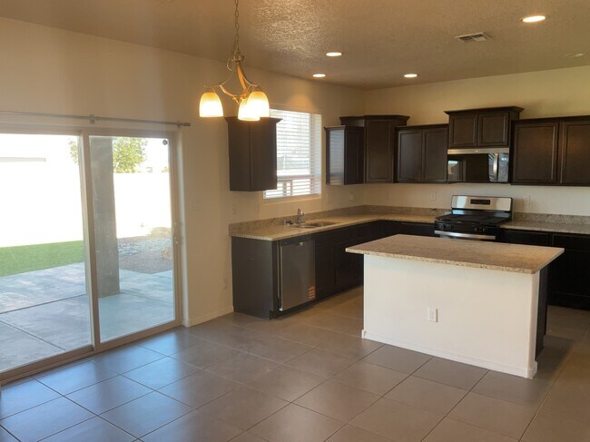 Foto del edificio - 904 Crown Ct NE