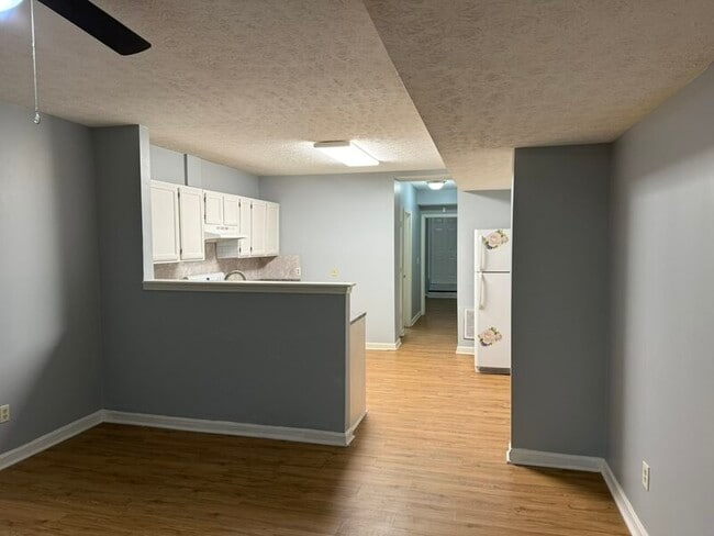 Foto del edificio - 1612 W Market St