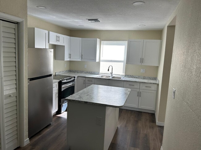 Building Photo - 371 Banyan Ave