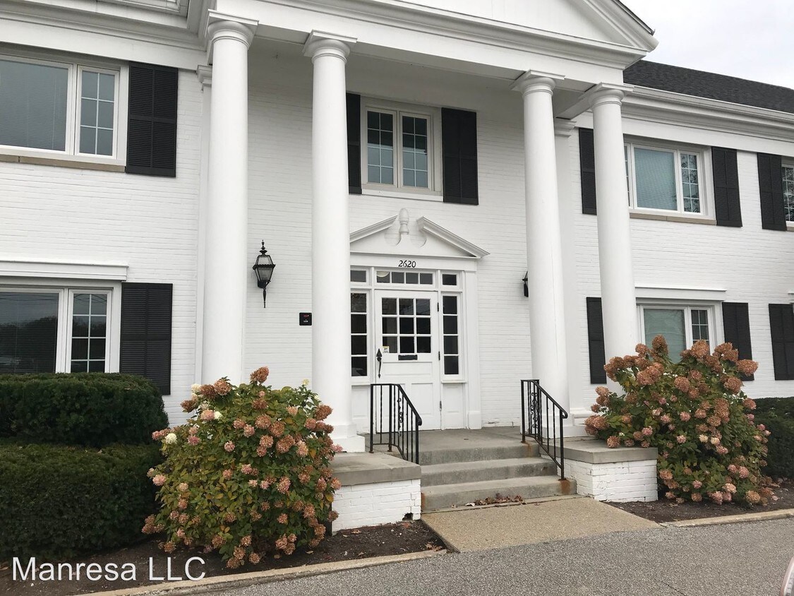 2620 Warrensville Center Rd, University Heights, OH 44118 Room for