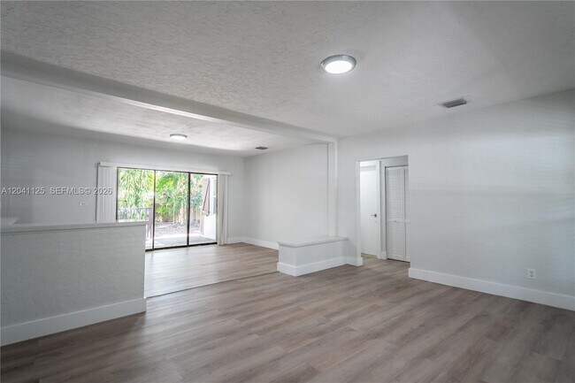 Foto del edificio - 1691 NE 143rd St