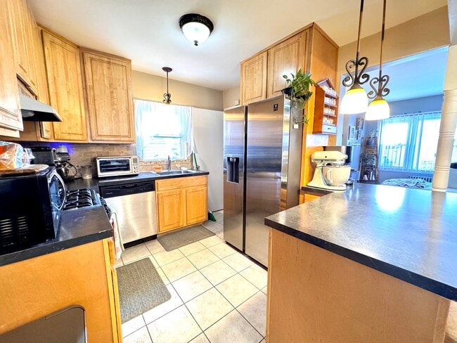 Modern Kitchen - 130 Pine St