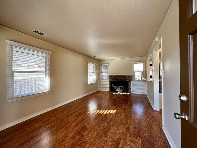 Building Photo - Absolutely Adorable One Bedroom Home Near ...