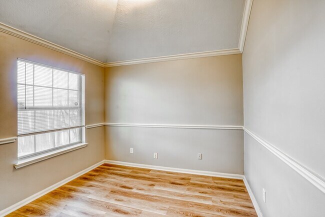 Building Photo - 5811 Ridgebluff Ln