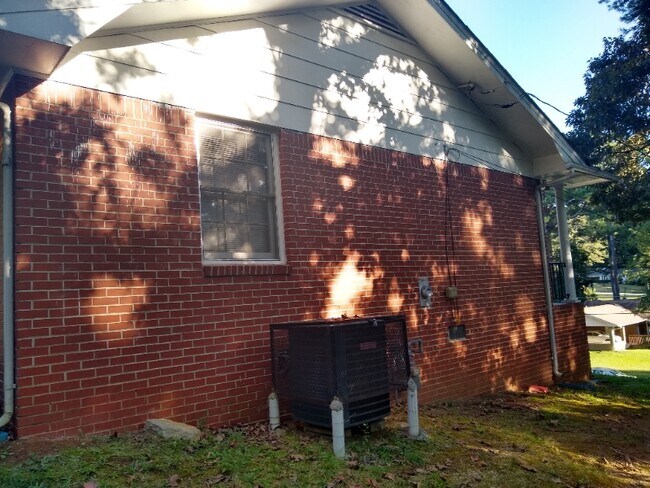 Building Photo - 4685 Greenleaf Cir SW
