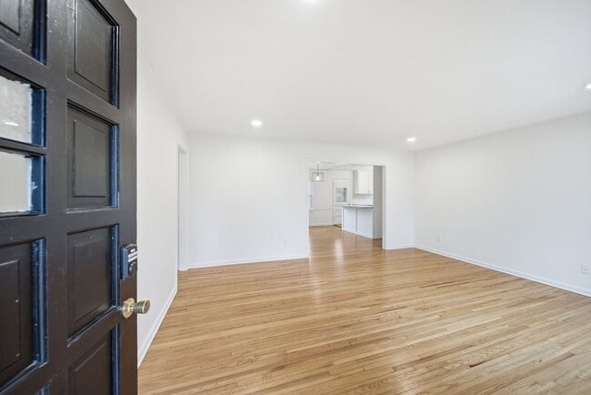 Building Photo - 1348 E 45th Pl