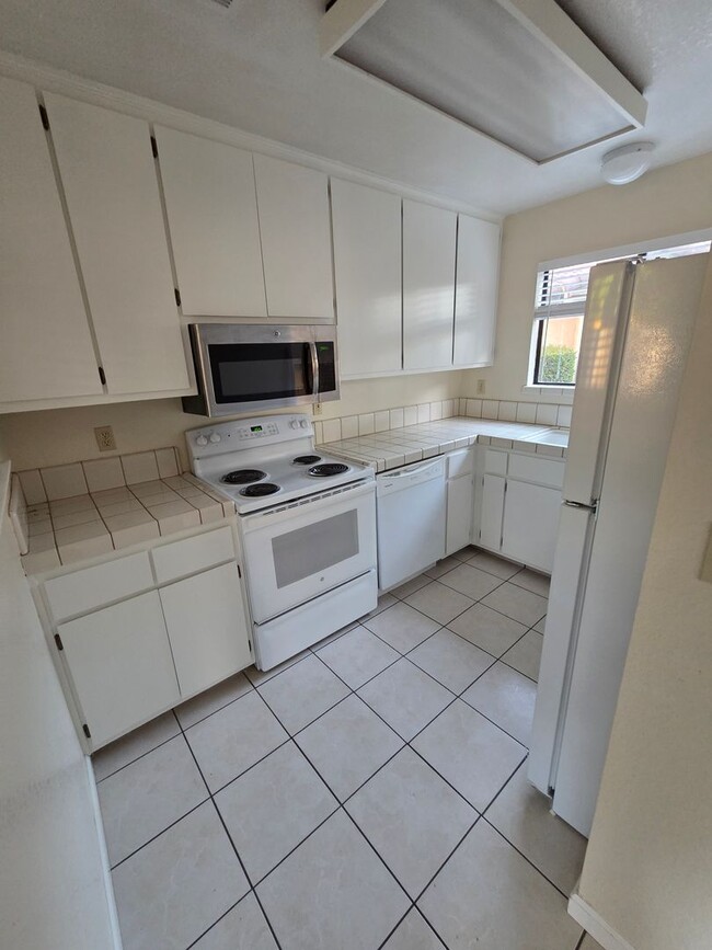 Building Photo - Available Now!! Delightful 2 bedroom, 2.5 bath condo!!