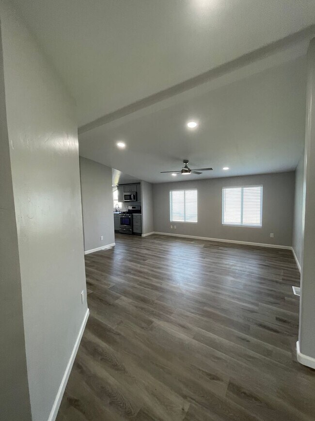 Building Photo - Beautiful 3 Bedroom 2 Bath Single Family H...