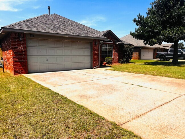 Foto del edificio - 715 E Forest Ct Ln