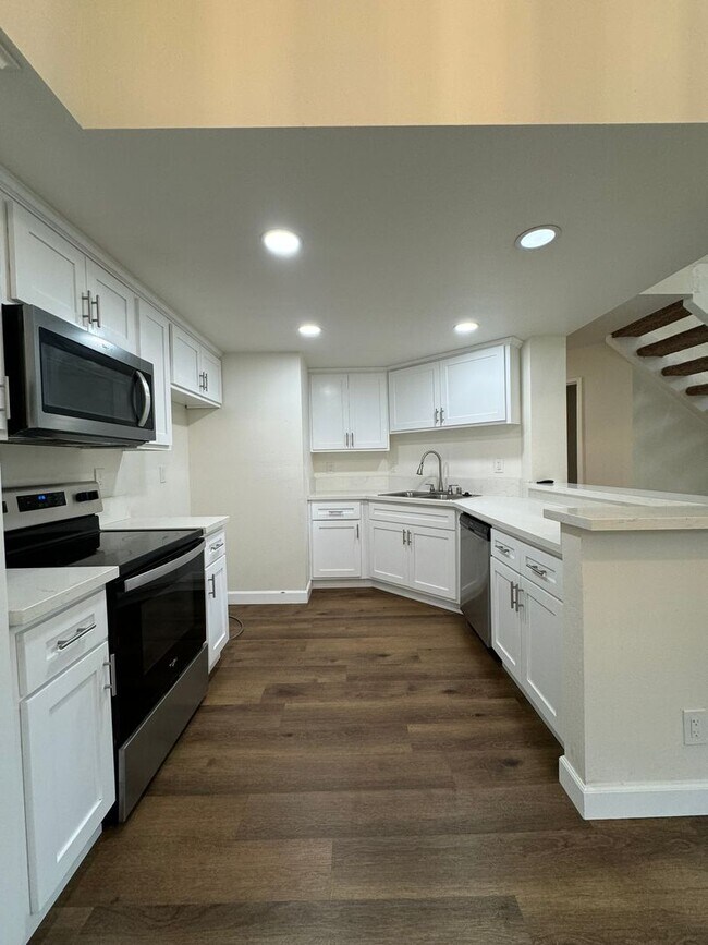 Foto del edificio - Modern 2 Bed, 2 Bath Condo with Loft in Or...