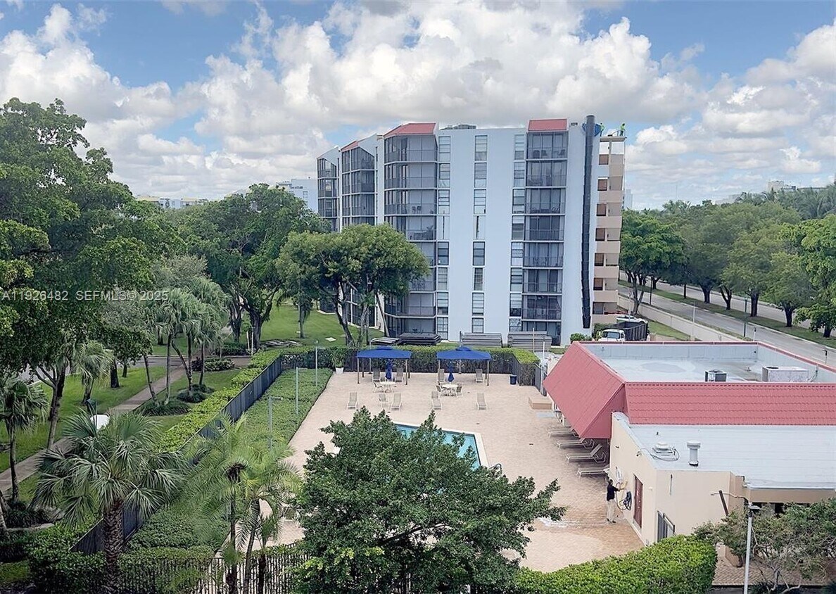 Primary Photo - 3301 N Country Club Dr