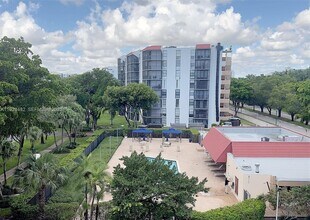 Building Photo - 3301 N Country Club Dr