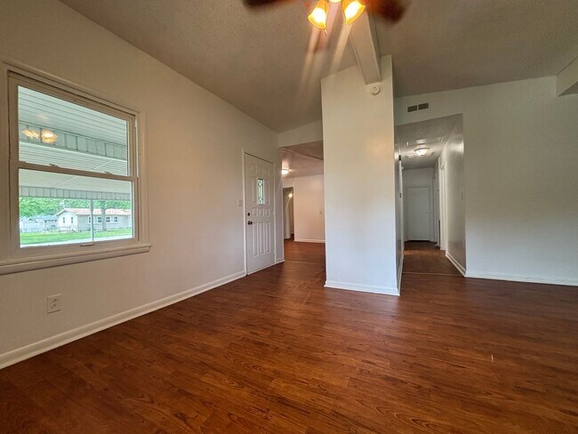 Building Photo - Beautiful 3 bedroom home in the Kickapoo S...