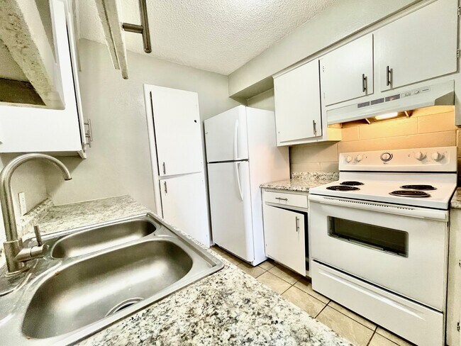 Foto del edificio - 3822 Englewood Cir