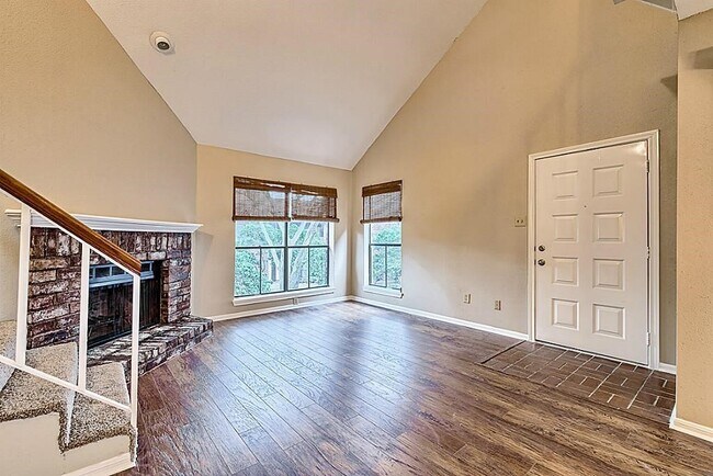 Foto del edificio - 3130 Walnut Bend Ln