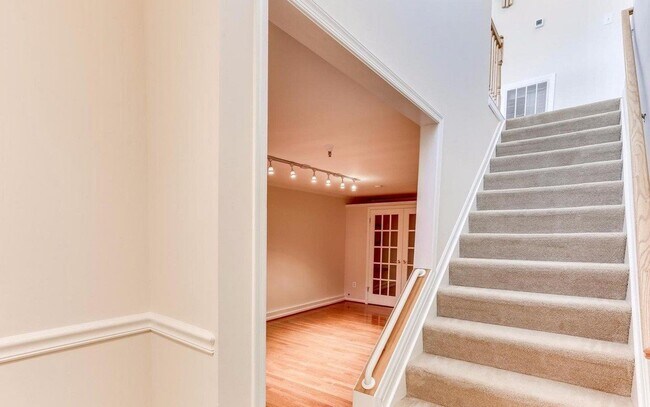 Foto del edificio - Lovely 2 Bedroom Townhouse in Columbia!