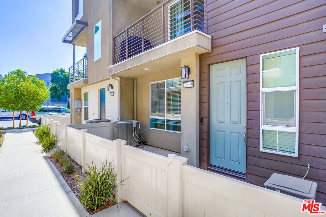 20619 Oakglen Ln, CA 91306 House for Rent in CA