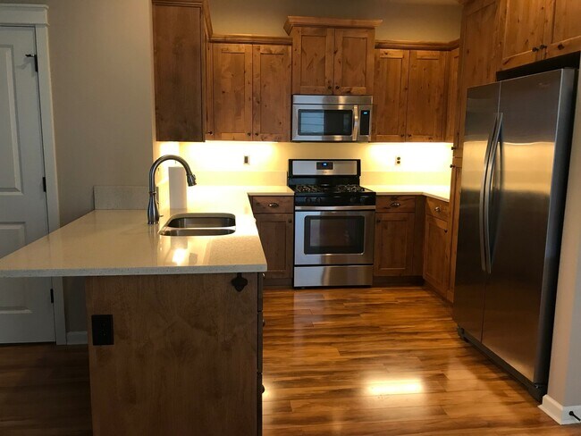Building Photo - Beautiful NE Bend home, includes office an...
