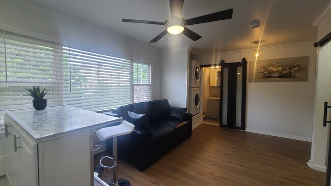 Foto del edificio - 589 Bramhall Ave