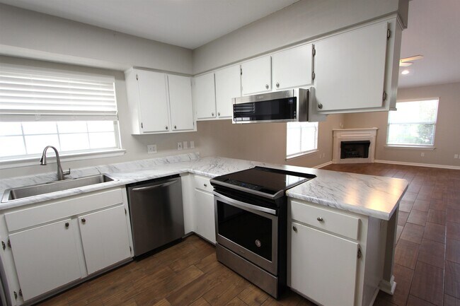 Foto del edificio - 2534 Golden Park Ln