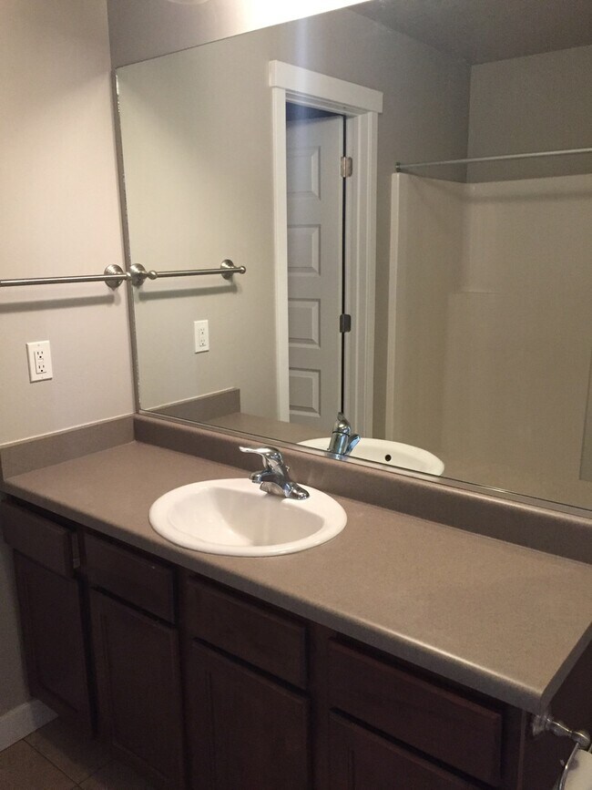 Building Photo - 3 Bedroom Townhome in SOJO!!